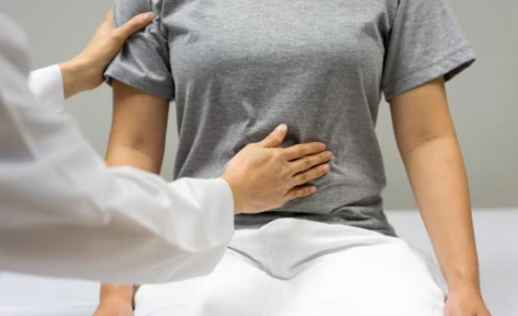 Đau bụng âm ỉ kéo dài có nguy hiểm không, dấu hiệu bệnh gì?