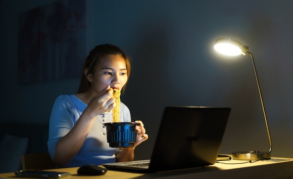 Tại sao ăn khuya không tốt cho dạ dày? Chuyên gia giải đáp 