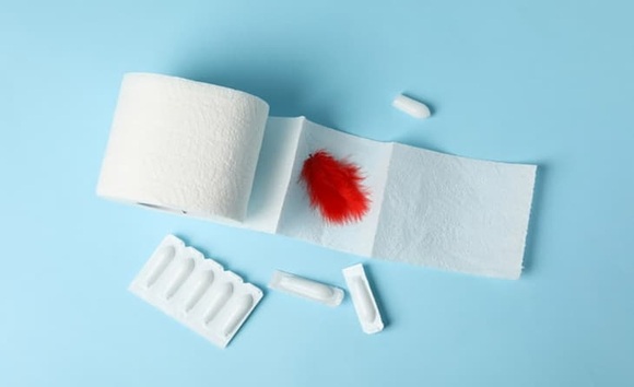 Đi ngoài ra máu – phân có máu: 2 triệu chứng tưởng giống nhưng hoàn toàn khác 