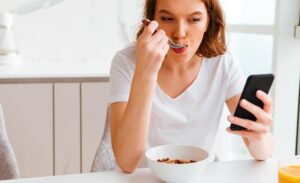 FTT_Vừa ăn vừa xem điện thoại – lý do khiến dạ dày càng ngày càng yếu