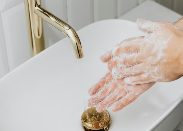 Vệ sinh tay sạch sẽ giúp hạn chế lây nhiễm vi khuẩn có bệnh